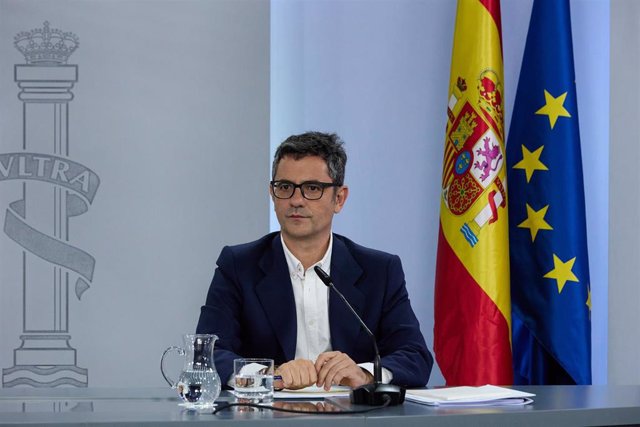 El ministro de la Presidencia, Relaciones con las Cortes y Memoria Democrática, Félix Bolaños, interviene en una rueda posterior al Consejo de Ministros en el Complejo de la Moncloa, a 1 de agosto de 2022, en Madrid (España). 