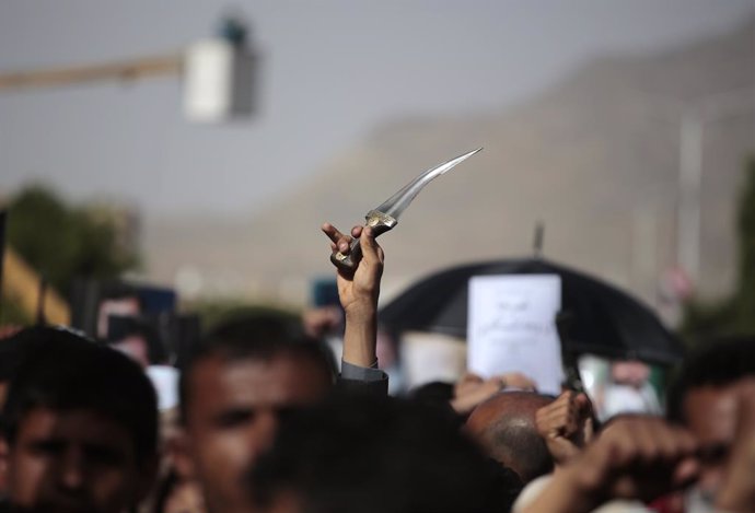 Archivo - 03 June 2022, Yemen, Sanaa: A houthi supporter holds a dagger during a protest against USA and Saudi Arabia calling on the end of war in Yemen, a day after the truce was renewed in Sanaa. Photo: Hani Al-Ansi/dpa