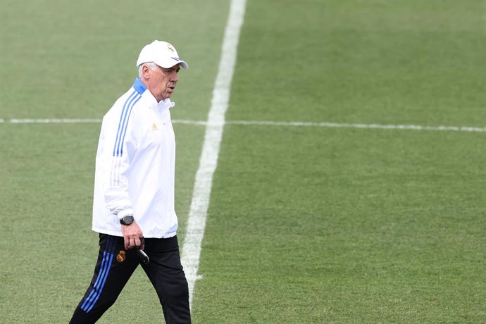 Archivo - Carlo Ancelotti looks on during the training session of Real Madrid before the Final match of UEFA Champions League against Liverpool FC at Ciudad Deportiva del Real Madrid on May 24, 2022, in Valdebebas, Madrid Spain.