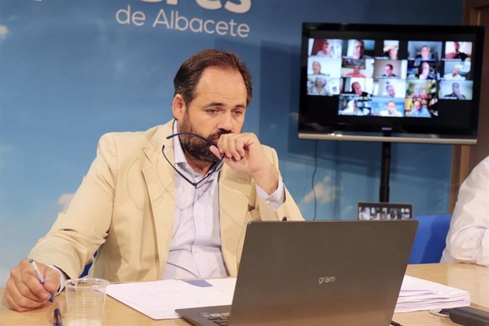 Oco Núñez presiden una reunión urgente de la Comisión de Economía del partido en Albacete.