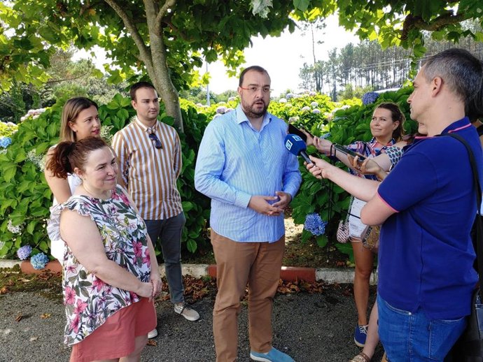 El presidente del Principado, Adrián Barbón, atiende a los medios antes de participar en la bonitada del PSOE de Tapia de Casariego.