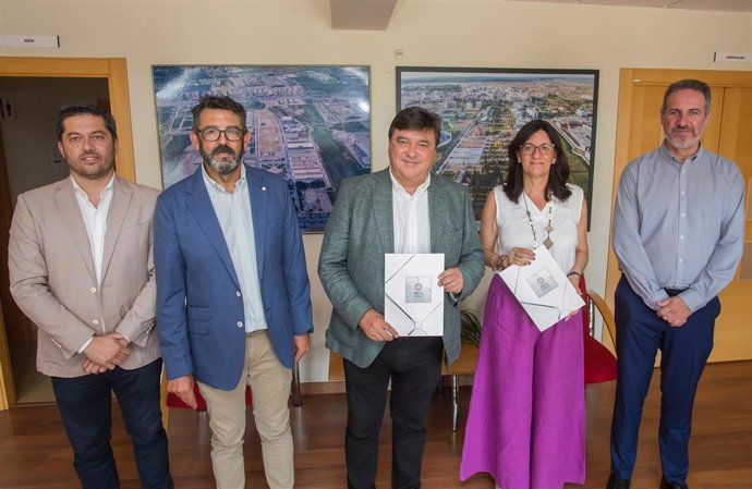 Acuerdo del Ayuntamiento de Huelva y la UHU para la colocación de nuevas marquesinas de autobuses en la calle Belice