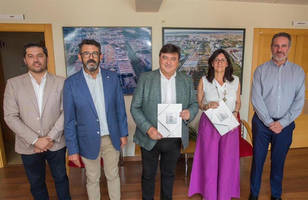 Acuerdo del Ayuntamiento de Huelva y la UHU para la colocación de nuevas marquesinas de autobuses en la calle Belice