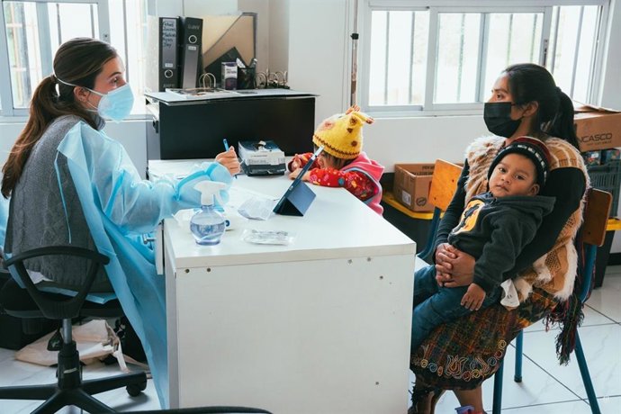 Carolina Moncada, estudiante de 6 de Medicina, en la consulta de atención primaria de Aqon Jay.