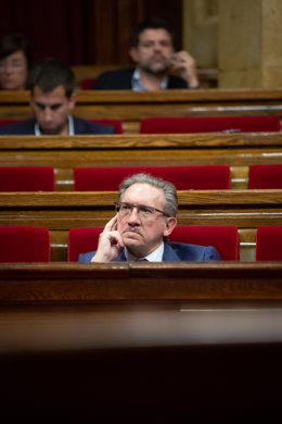 Archivo - El conseller d'Economia, Jaume Giró, durant una sessió plenria