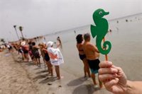 Centenares de personas 'abrazan' al Mar Menor para exigir la recuperación de sus aguas