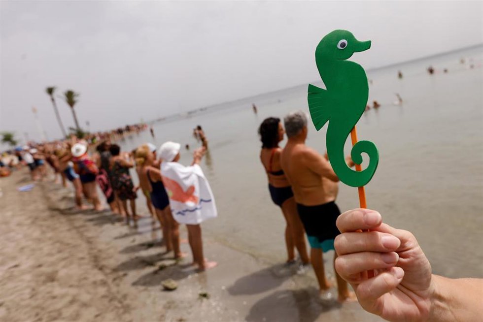 Cadena humana en una playa de Los Alcázares para reclamar medidas que ayuden a su recuperación