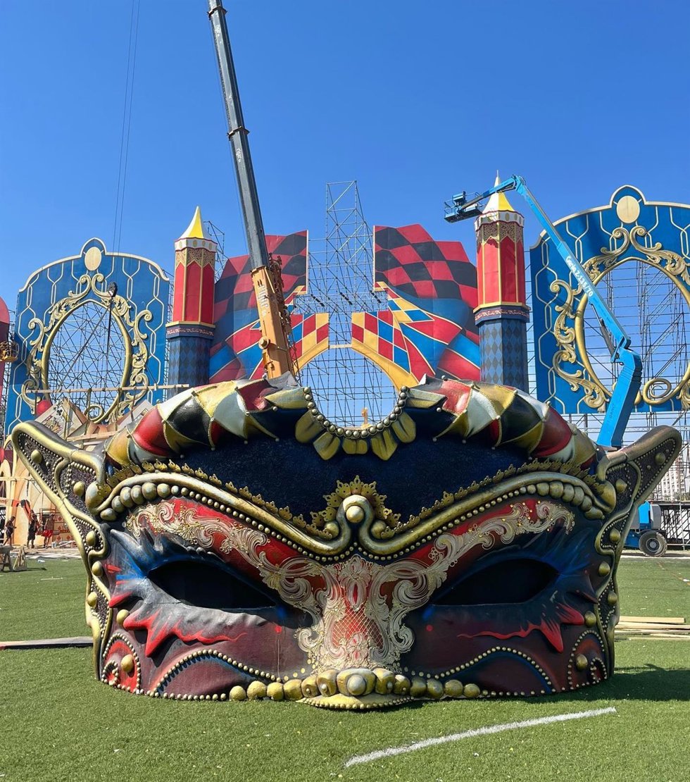 Imagen de la cabecera del escenario principal del Medusa 2022 firmada por el artista fallero Manolo García antes del derrumbe