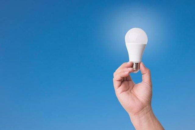 SuperLEDs: Las bombillas LED son más rentables y baratas cada año
