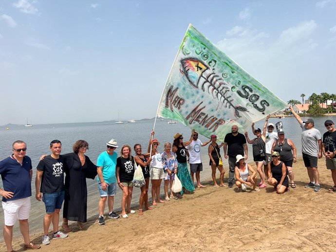 Representantes del PSOE participan en el acto simbólico del abrazo al Mar Menor