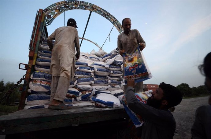 Reparto de ayuda tras las inundaciones en Baluchistán, Pakistán
