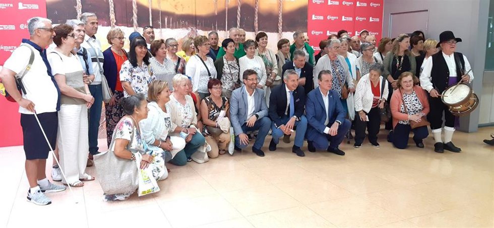 El consejero de Industria, Enrique Fernández, en el centro de la imagen,participa en el Día de Tineo en Fidma.