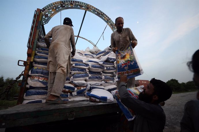 Repartiment d'ajuda després de les inundacions en Baluchistán, el Pakistan