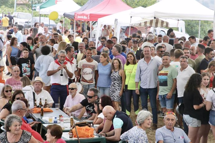 El consejero de Desarrollo Rural, Ganadería, Pesca, Alimentación y Medio Ambiente, Guillermo Blanco, y la consejera de Presidencia y Justicia, Paula Fernández Viaña, en el mercado de Silió