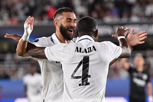 10 August 2022, Finland, Helsinki: Madrid's David Alaba celebrates scoring his side's first goal with team mate Karim Benzema during the 2022 UEFA Super Cup soccer match between Real Madrid and Eintracht Frankfurt at the Helsinki Olympic Stadium. Photo: A