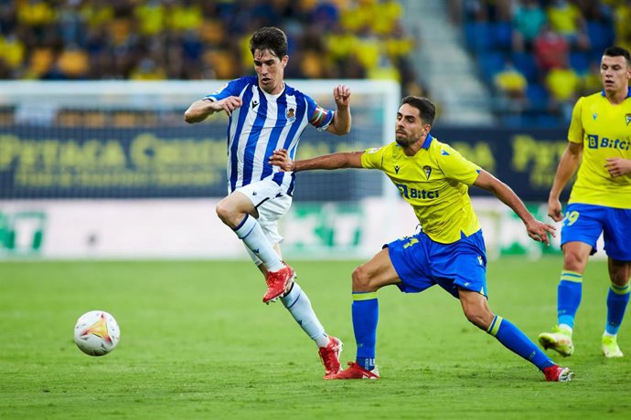 Archivo - Aritz Elustondo of Real Sociedad and Ruben Sobrino of Cadiz in action during the spanish league, La Liga Santander, football match played between Cadiz CF and Real Sociedad at Nuevo Mirandilla stadium on September 12, 2021, in Cadiz, Spain.