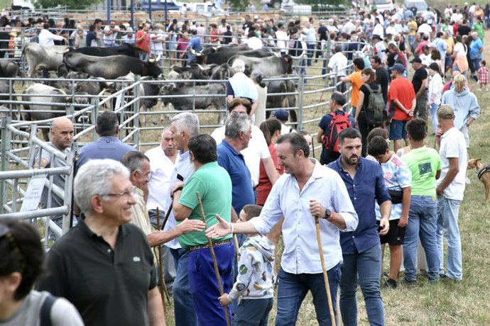 El consejero de Desarrollo Rural, Ganadería, Pesca, Alimentación y Medio Ambiente, Guillermo Blanco, en la primera feria ganadera de Udías