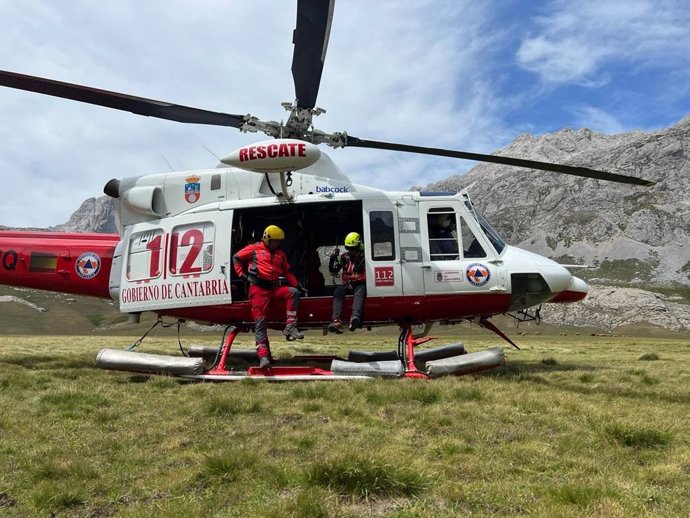 Rescate del helicóptero de Cantabria en foto de archivo