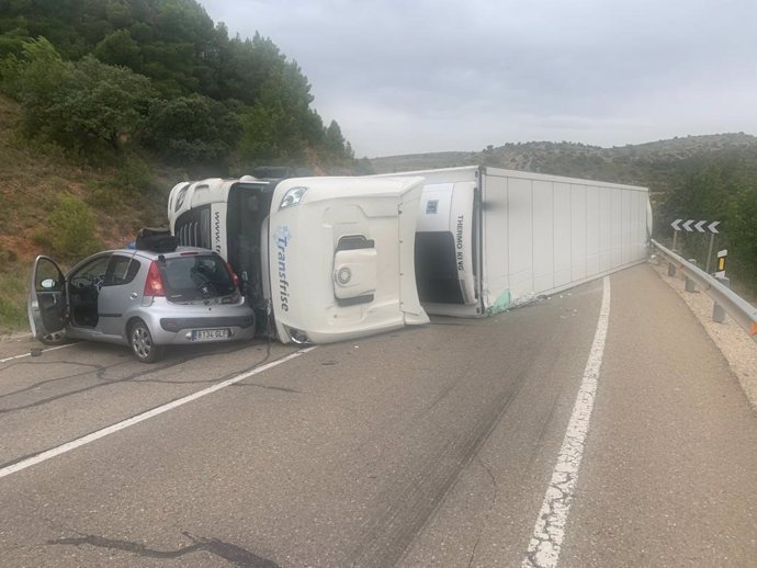 Sucesos.- Dos heridos en un accidente de circulación entre un camión y un turismo en la N-211, en Los Olmos (Teruel)