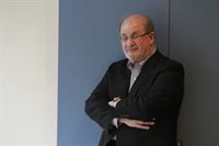 La Fiscalia imputa l'agressor de Salman Rushdie amb un càrrec d'intent d'assassinat