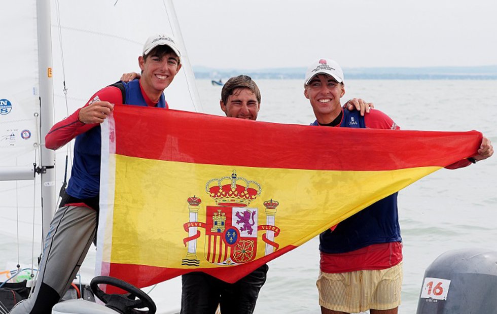 Los hermanos Fernando y Carlos Flethes, junto a su entrenador, festejando la victoria en el Mundial