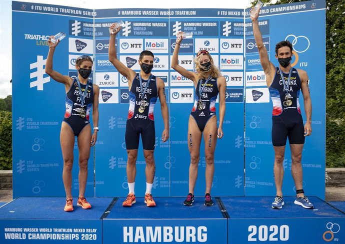 Archivo - El triatleta francés Leo Bergere, el segundo por la izquierda, junto a Leonie Periault, Cassandre Beaugrand y Dorian Coninx, en una foto de archivo