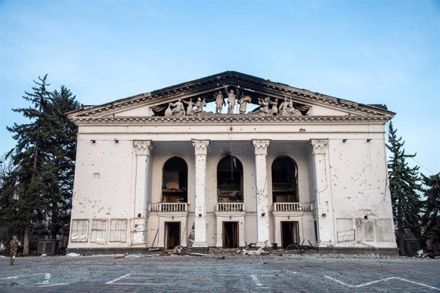 Archivo - Edificio del Teatro Dramático Regional de Donetsk en Mariúpol, Ucrania, tras un ataque del Ejército de Rusia