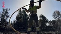 Los bomberos trabajan en la extinción de un incendio en Vinarós