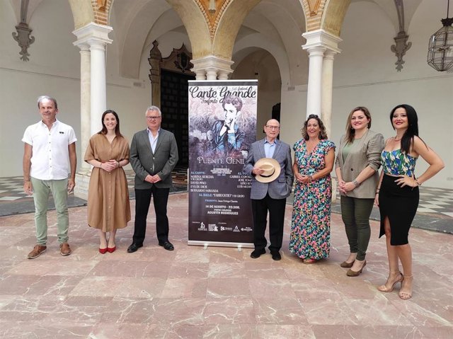 Archivo - Autoridades en la presentación del 56º Festival de Cante Grande 'Fosforito'.