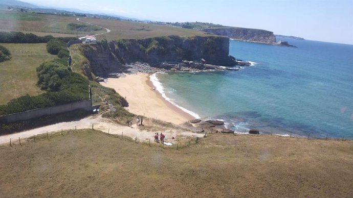Fallece un hombre en la playa de Arnillas, en Galizano (Cantabria)