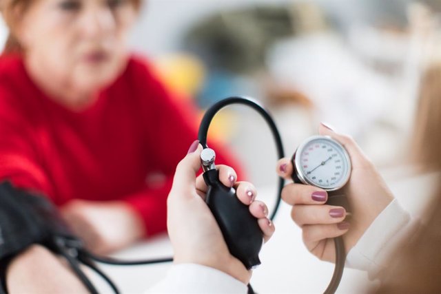 Archivo - Midiendo la presión arterial a una paciente.