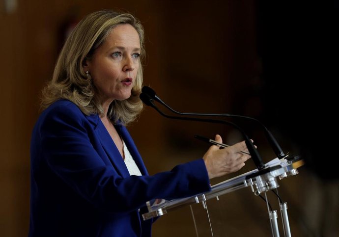 La vicepresidenta primera y ministra de Asuntos Económicos y Transformación Digital, Nadia Calviño, atiende a los medios de comunicación tras mantener un encuentro con representantes del sector financiero en la sede del Ministerio, a 22 de julio de 2022