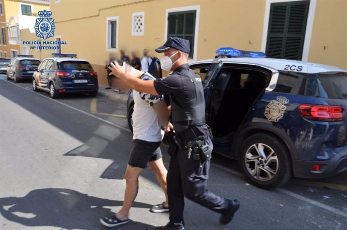 Uno de los arrestados, conducido por un agente de la Policía Nacional.