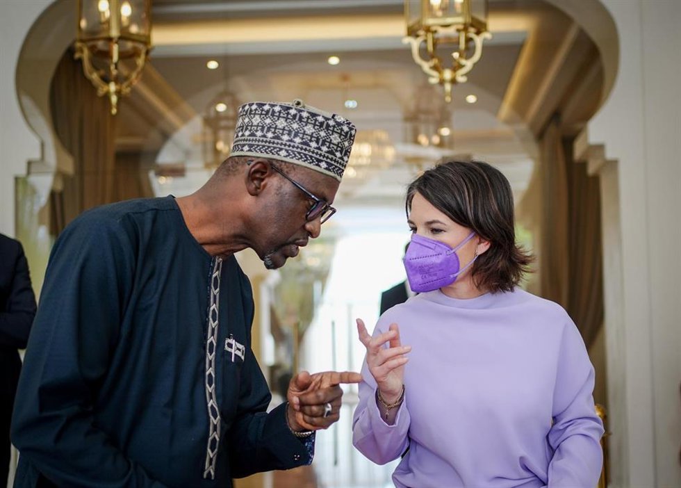 Archivo - El ministro de Exteriores maliense, Abdoulaye Diop, y la ministra de Defensa de Alemania, Annalena Baerbock