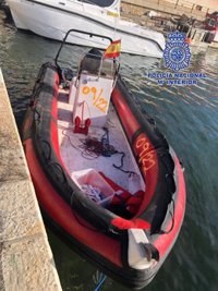 Interceptan dos pateras con 16 inmigrantes a bordo en aguas de la Región de Murcia