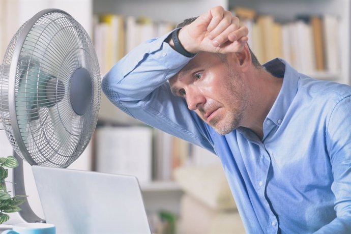 Archivo - Hombre delante del ventilador.