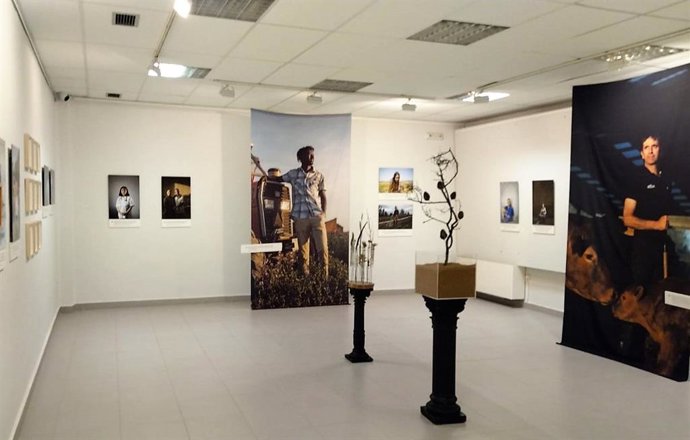 Robres acoge la exposición itinerante 'Somos Monegros', dentro del 20 aniversario de la comarca y con obras de Álvaro Calvo.