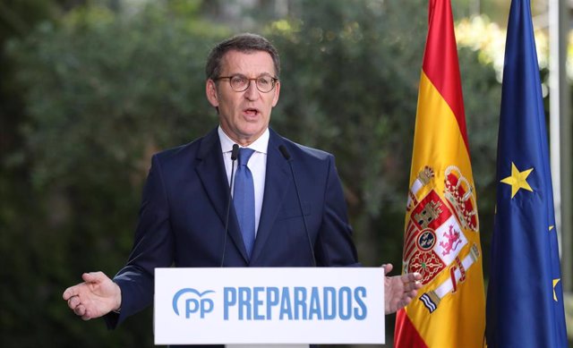 El presidente del PP, Alberto Núñez Feijóo, hace balance del curso político del Partido Popular, a las puertas del Senado, a 28 de julio de 2022, en Madrid (España). 