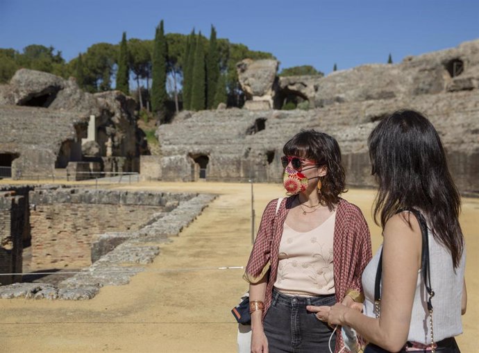 Archivo - Visitantes en el Conjunto Arqueológico de Itálica 