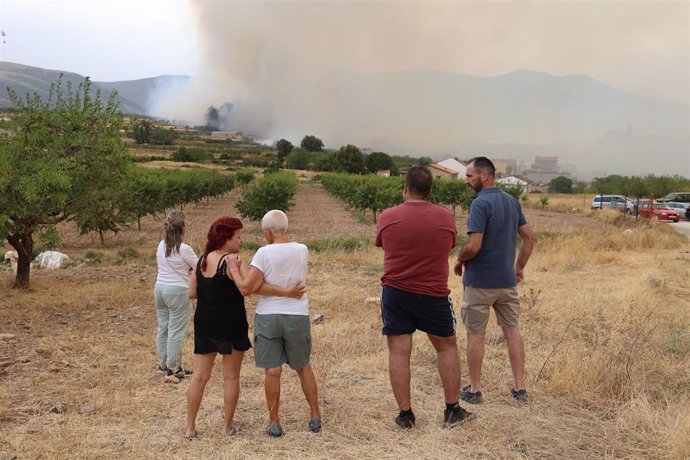 Vecinos observan el incendio desde la distancia, a 13 de agosto de 2022, en Añón de Moncayo, Zaragoza, Aragón (España). 