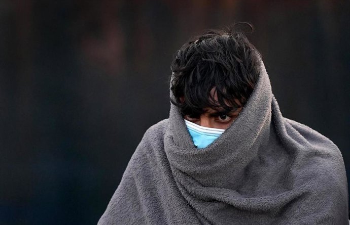 Migrantes cruzan el Canal de la Mancha