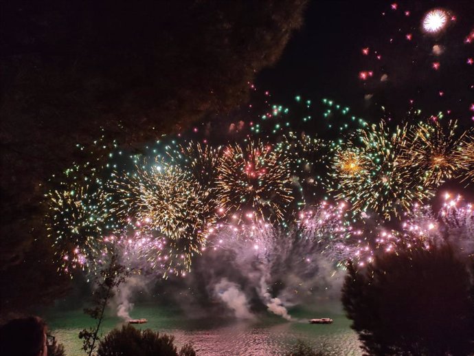 El Castell de l'Olla vuelve a iluminar la bahía de Altea con una danza de luz, ruido y color