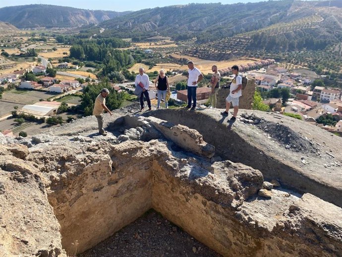 Imagen de la visita del diputado de Obras Públicas, José María Villegas, y alcaldesa de La Peza, Celia Santiago, al Castillo Medieval del municipio.