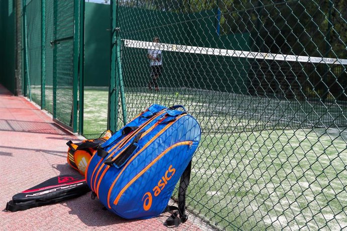 Archivo - Bolsa con raquetas de pádel de dos hombres que están jugando en una de las pistas al aire libre del Club de Pádel K7 de Valencia
