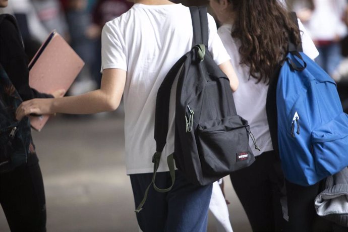 Archivo - Un estudiante saliendo de las aulas.