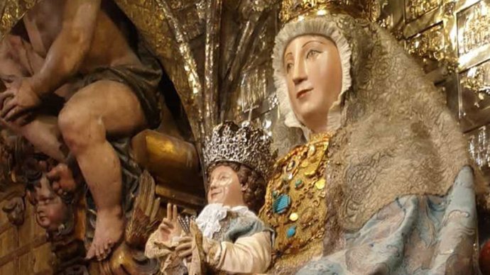 Archivo - La Virgen de los Reyes, patrona de la Archidiócesis de Sevilla, preside la Capilla Real de la Catedral.