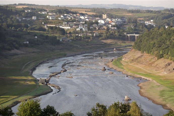 El bajo caudal del río Miño permite apreciar rocas en su lecho a su paso por Escairón, Lugo