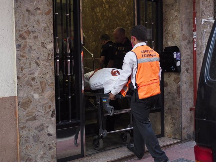 Hallan tres cadáveres, dos de ellos con síntomas de muerte violenta, en dos pisos de Valladolid, Valladolid.