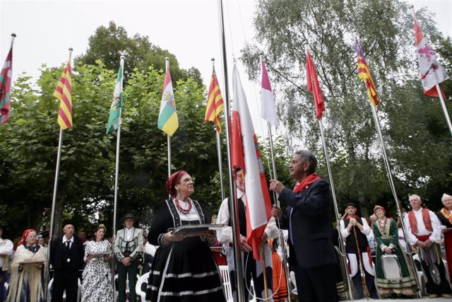 El presidente, Miguel Ángel Revilla, iza la bandera en el Día de Cantabria