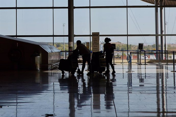 Viajeros con sus enseres en el aeropuerto Adolfo Suárez Madrid-Baraja